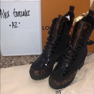 Authentic Louis Vuitton Laureate desert boots